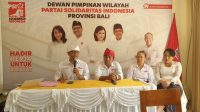 I Nengah Yasa Adi Susanto (pegang mik) saat menjelaskan proses rekrutmen pencalegan PSI. Foto: ist I Nengah Yasa Adi Susanto (pegang mik) saat menjelaskan proses rekrutmen pencalegan PSI. Foto: ist
