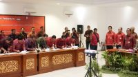 JAJARAN kepala OPD di lingkungan Pemkab Tabanan menandatangani pakta integritas, yang disaksikan Bupati Sanjaya di Ruang Rapat Lantai III Kantor Bupati Tabanan, Selasa (31/1/2023). Foto: ist JAJARAN kepala OPD di lingkungan Pemkab Tabanan menandatangani pakta integritas, yang disaksikan Bupati Sanjaya di Ruang Rapat Lantai III Kantor Bupati Tabanan, Selasa (31/1/2023). Foto: ist