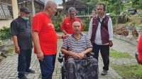 ANGGOTA Fraksi PDIP DPR RI, Rachmat Hidayat, membesuk Achmad Fadillah yang sakit stroke untuk dibantu kursi roda elektrik. Foto: ist ANGGOTA Fraksi PDIP DPR RI, Rachmat Hidayat, membesuk Achmad Fadillah yang sakit stroke untuk dibantu kursi roda elektrik. Foto: ist