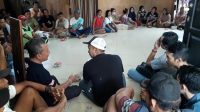 Ratusan pedagang di PUN saat mendatangi rumah DPRD Jembrana