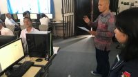 SEMARA Cipta saat membacakan tata tertib kepada calon PPS yang mengikuti tes tulis CAT di SMAN 1 Mengwi, Selasa (10/1/2023). Foto: ist SEMARA Cipta saat membacakan tata tertib kepada calon PPS yang mengikuti tes tulis CAT di SMAN 1 Mengwi, Selasa (10/1/2023). Foto: ist
