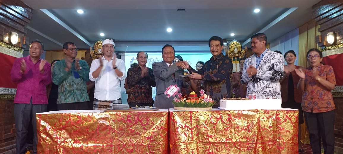 PUNCAK HUT ke-23 SMK PGRI ditandai dengan pemotongan tumpeng oleh Kadisdikpora Bali, KN Boy Jayawibawa; bersama Kepala SMK PGRI 3 Denpasar, I Nengah Madiadnyana, Selasa (24/1/2023). Foto: tra