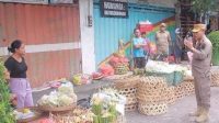 Satpol PP Buleleng saat memberikan pembinaan kepada para pedagang
