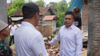Wabup Ipat saat menyerahkan sembako ke korban rumah roboh