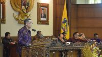 AAN Adhi Ardhana (kiri) saat membacakan laporan DPRD terkait Ranperda RTRW Provinsi Bali 2023-2043 di ruang sidang utama DPRD Bali, Senin (30/1/2023). Foto: ist AAN Adhi Ardhana (kiri) saat membacakan laporan DPRD terkait Ranperda RTRW Provinsi Bali 2023-2043 di ruang sidang utama DPRD Bali, Senin (30/1/2023). Foto: ist