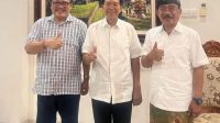 MANGKU Pastika (tengah) diapit Sugawa Korry (kiri) dan Geredeg usai pertemuan di kediaman Pastika, Jumat (6/1/2023). Foto: ist MANGKU Pastika (tengah) diapit Sugawa Korry (kiri) dan Geredeg usai pertemuan di kediaman Pastika, Jumat (6/1/2023). Foto: ist