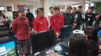 GUBERNUR Koster sempat menyapa pegawai di Mal Pelayanan Publik Karangasem sebelum menyampaikan pencapaian pembangunan Bali di Mal Pelayanan Publik Karangasem, Rabu (25/1/2023). Foto: ist GUBERNUR Koster sempat menyapa pegawai di Mal Pelayanan Publik Karangasem sebelum menyampaikan pencapaian pembangunan Bali di Mal Pelayanan Publik Karangasem, Rabu (25/1/2023). Foto: ist