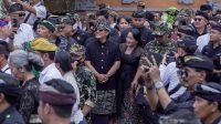 BUPATI Badung, Nyoman Giri Prasta, turut serta dalam kerumunan masyarakat saat upacara pelebon (Alm) I Gusti Ngurah Alit Yudha tokoh Puri Ngurah Rai Carangsari yang juga merupakan putra ketiga, Pahlawan Nasional I Gusti Ngurah Rai, Jumat (10/2/2023). Foto: ist BUPATI Badung, Nyoman Giri Prasta, turut serta dalam kerumunan masyarakat saat upacara pelebon (Alm) I Gusti Ngurah Alit Yudha tokoh Puri Ngurah Rai Carangsari yang juga merupakan putra ketiga, Pahlawan Nasional I Gusti Ngurah Rai, Jumat (10/2/2023). Foto: ist