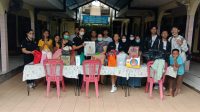 WAKASEK Humas SMK TI Bali Global Badung, Ida Ayu Made Ari Widyawati, S.Pd.H., saat mendampingi siswa membagikan bingkisan saat rahina Tumpek Krulut, Sabtu (18/2/2023) di panti asuhan. Foto: ist WAKASEK Humas SMK TI Bali Global Badung, Ida Ayu Made Ari Widyawati, S.Pd.H., saat mendampingi siswa membagikan bingkisan saat rahina Tumpek Krulut, Sabtu (18/2/2023) di panti asuhan. Foto: ist