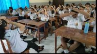 MENCEGAH kasus self harm (menyakiti diri) dikalangan remaja memotivasi SMP Sapta Andika Denpasar untuk mengemas pembelajaran Bimbingan Konseling (BK) melalui kegiatan pencegahan perilaku menyakiti diri dan latihan penanganan stres. Foto: ist MENCEGAH kasus self harm (menyakiti diri) dikalangan remaja memotivasi SMP Sapta Andika Denpasar untuk mengemas pembelajaran Bimbingan Konseling (BK) melalui kegiatan pencegahan perilaku menyakiti diri dan latihan penanganan stres. Foto: ist