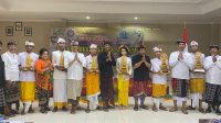 KETUA Parisada Hindu Dharma Indonesia (PHDI) Kota Denpasar, I Made Arka, SPd., MPd., foto bersama peraih juara usai pelaksanaan lomba melantunkan Puja Tri Sandhya tingkat SMP se-Kota Denpasar di Aula PHDI Provinsi Bali, Jumat (24/2/2023). Foto: ist KETUA Parisada Hindu Dharma Indonesia (PHDI) Kota Denpasar, I Made Arka, SPd., MPd., foto bersama peraih juara usai pelaksanaan lomba melantunkan Puja Tri Sandhya tingkat SMP se-Kota Denpasar di Aula PHDI Provinsi Bali, Jumat (24/2/2023). Foto: ist