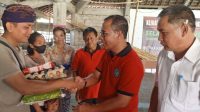 CAMAT Denpasar Timur, I Made Tirana; didampingi Lurah Penatih, I Wayan Murda; dan Kasi Pemerintahan, Ketenteraman dan Ketertiban Umum, dan Kebersihan, I Made Larayasa, menyerahkan makanan tambahan bergizi kepada keluarga yang anaknya mengalami stunting di Kelurahan Penatih, Minggu (19/2/2023). Foto: tra CAMAT Denpasar Timur, I Made Tirana; didampingi Lurah Penatih, I Wayan Murda; dan Kasi Pemerintahan, Ketenteraman dan Ketertiban Umum, dan Kebersihan, I Made Larayasa, menyerahkan makanan tambahan bergizi kepada keluarga yang anaknya mengalami stunting di Kelurahan Penatih, Minggu (19/2/2023). Foto: tra