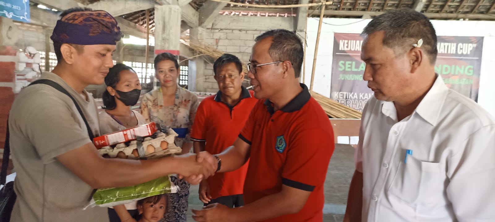 CAMAT Denpasar Timur, I Made Tirana; didampingi Lurah Penatih, I Wayan Murda; dan Kasi Pemerintahan, Ketenteraman dan Ketertiban Umum, dan Kebersihan, I Made Larayasa, menyerahkan makanan tambahan bergizi kepada keluarga yang anaknya mengalami stunting di Kelurahan Penatih, Minggu (19/2/2023). Foto: tra