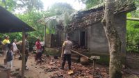 BANGUNAN rumah bantuan pemerintah yang selama ini ditempati I Gusti Ngurah Gede, warga Dusun Banjar Jeroan, Desa Abang, Karangasem, kondisinya rusak berat tertimpa pohon kelapa, Minggu (5/2/2023) malam. Foto: ist