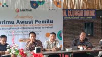 KORDIV Penanganan Pelanggaran dan Data Informasi Bawaslu NTB, Suhardi (tiga kiri), menyampaikan paparannya saat peluncuran “Jarimu Awasi Pemilu” di Kecamatan Ampenan, Kota Mataram, Selasa (14/2/2023). Foto: ist KORDIV Penanganan Pelanggaran dan Data Informasi Bawaslu NTB, Suhardi (tiga kiri), menyampaikan paparannya saat peluncuran “Jarimu Awasi Pemilu” di Kecamatan Ampenan, Kota Mataram, Selasa (14/2/2023). Foto: ist