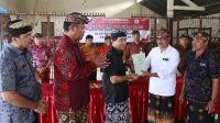BUPATI Suwirta menyerahkan sertifikat tanah Kantor Desa dan Balai Desa Akah, Kamis (2/2/2023). Foto: ist BUPATI Suwirta menyerahkan sertifikat tanah Kantor Desa dan Balai Desa Akah, Kamis (2/2/2023). Foto: ist