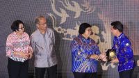 BUPATI Suwirta menerima penghargaan dari Menteri Lingkungan Hidup dan Kehutanan, Siti Nurbaya, di Jakarta Pusat, Selasa (28/2/2023). Foto: ist BUPATI Suwirta menerima penghargaan dari Menteri Lingkungan Hidup dan Kehutanan, Siti Nurbaya, di Jakarta Pusat, Selasa (28/2/2023). Foto: ist
