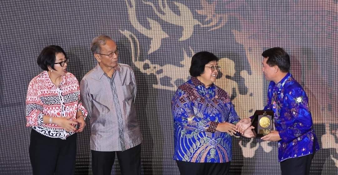 BUPATI Suwirta menerima penghargaan dari Menteri Lingkungan Hidup dan Kehutanan, Siti Nurbaya, di Jakarta Pusat, Selasa (28/2/2023). Foto: ist