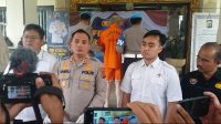 KAPOLRES Tabanan, AKBP Ranefli Dian Candra, ketika merilis kasus perbuatan cabul terhadap anak di bawah umur, berikut tersangka dan sejumlah barang bukti yang ada, Senin (6/2/2023). Foto: ist KAPOLRES Tabanan, AKBP Ranefli Dian Candra, ketika merilis kasus perbuatan cabul terhadap anak di bawah umur, berikut tersangka dan sejumlah barang bukti yang ada, Senin (6/2/2023). Foto: ist