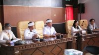 BUPATI Suwirta memimpin rapat koordinasi percepatan pengendalian rabies di Kantor Dinas Ketahanan Pangan dan Perikanan Klungkung. Foto: ist BUPATI Suwirta memimpin rapat koordinasi percepatan pengendalian rabies di Kantor Dinas Ketahanan Pangan dan Perikanan Klungkung. Foto: ist