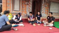 BUPATI Bangli, Sang Nyoman Sedana Arta bersama istri menjalani coklit di kediamannya, Minggu (12/2/2023). Foto: ist BUPATI Bangli, Sang Nyoman Sedana Arta bersama istri menjalani coklit di kediamannya, Minggu (12/2/2023). Foto: ist