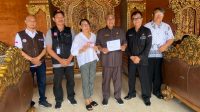 PUTU Parwata (tiga kanan) bersama istri usai menjalani coklit di rumahnya di Dalung, Kuta Utara, Senin (13/2/2023). Foto: hen PUTU Parwata (tiga kanan) bersama istri usai menjalani coklit di rumahnya di Dalung, Kuta Utara, Senin (13/2/2023). Foto: hen