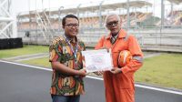 DIRUT MGPA Priandhi Satria (kanan) saat memberikan penghargaan pada jajaran PLN di Sirkuit Mandalika, Loteng. Foto: ist DIRUT MGPA Priandhi Satria (kanan) saat memberikan penghargaan pada jajaran PLN di Sirkuit Mandalika, Loteng. Foto: ist