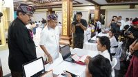 RATUSAN siswa dan mahasiswa mengikuti festival nyurat lontar dan ngetik aksara Bali serangkaian pembukaan Bulan Bahasa Bali (BBB) ke-5 di Gedung Ksirarnawa, Taman Budaya Bali, Rabu (1/2/2023). Foto: ist RATUSAN siswa dan mahasiswa mengikuti festival nyurat lontar dan ngetik aksara Bali serangkaian pembukaan Bulan Bahasa Bali (BBB) ke-5 di Gedung Ksirarnawa, Taman Budaya Bali, Rabu (1/2/2023). Foto: ist