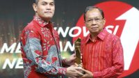 GUBERNUR Bali, Wayan Koster (kanan) saat menerima tropi dari Chief Executive Officer TV One, Taufan E.N Rotorasiko. Foto: ist GUBERNUR Bali, Wayan Koster (kanan) saat menerima tropi dari Chief Executive Officer TV One, Taufan E.N Rotorasiko. Foto: ist