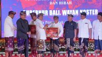 GUBERNUR Koster menyalurkan miliaran rupiah Bantuan Keuangan Khusus (BKK) untuk Pemkab Gianyar, pemerintah desa, desa adat dan subak. Foto: ist GUBERNUR Koster menyalurkan miliaran rupiah Bantuan Keuangan Khusus (BKK) untuk Pemkab Gianyar, pemerintah desa, desa adat dan subak. Foto: ist