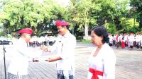 PEMKAB Tabanan menyampaikan apresiasi kepada ASN yang memasuki masa purnatugas dalam upacara HKN di halaman depan kantor bupati, Senin (20/2/2023). Foto: ist PEMKAB Tabanan menyampaikan apresiasi kepada ASN yang memasuki masa purnatugas dalam upacara HKN di halaman depan kantor bupati, Senin (20/2/2023). Foto: ist