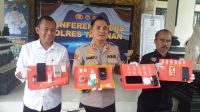 KAPOLRES Tabanan, AKBP Ranefli Dian Candra, ketika merilis kasus narkoba, dengan menunjukkan sejumlah barang bukti yang disita, Senin (6/2/2023). Foto: ist KAPOLRES Tabanan, AKBP Ranefli Dian Candra, ketika merilis kasus narkoba, dengan menunjukkan sejumlah barang bukti yang disita, Senin (6/2/2023). Foto: ist