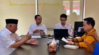 KETUA Bawaslu Lotim, Retno Sirnopati (kanan); bersama Koordinator Divisi Pelanggaran Bawaslu Lotim, Sahnam, saat melakukan klarifikasi terhadap Bupati Lotim (kiri) di kantor Bawaslu Lotim. Foto: ist KETUA Bawaslu Lotim, Retno Sirnopati (kanan); bersama Koordinator Divisi Pelanggaran Bawaslu Lotim, Sahnam, saat melakukan klarifikasi terhadap Bupati Lotim (kiri) di kantor Bawaslu Lotim. Foto: ist