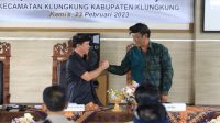 KETUA DPRD Klungkung, Anak Agung Gde Anom, bersalaman dengan Bupati Suwirta di ruang rapat Kantor Camat Klungkung, Kamis (23/2/2023). Foto: ist KETUA DPRD Klungkung, Anak Agung Gde Anom, bersalaman dengan Bupati Suwirta di ruang rapat Kantor Camat Klungkung, Kamis (23/2/2023). Foto: ist