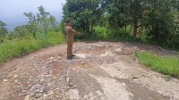 KONDISI jalan di Banjar Dinas Munti Gunung Tengah, Desa Tianyar Barat, Kecamatan Kubu yang rusak parah. Warga setempat berharap agar segera diperbaiki. Foto: nad KONDISI jalan di Banjar Dinas Munti Gunung Tengah, Desa Tianyar Barat, Kecamatan Kubu yang rusak parah. Warga setempat berharap agar segera diperbaiki. Foto: nad