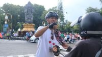 KETUA KPU Denpasar, I Wayan Arsajaya, membagikan flyer tentang hitung mundur satu tahun pemungutan suara Pemilu Serentak 2024 kepada pengendara motor di Catur Muka Denpasar, Selasa (14/2/2023). Foto: ist KETUA KPU Denpasar, I Wayan Arsajaya, membagikan flyer tentang hitung mundur satu tahun pemungutan suara Pemilu Serentak 2024 kepada pengendara motor di Catur Muka Denpasar, Selasa (14/2/2023). Foto: ist