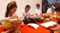 LOMBA nyurat lontar tingkat SMP memperingati Bulan Bahasa Bali di Gianyar. Foto: ist LOMBA nyurat lontar tingkat SMP memperingati Bulan Bahasa Bali di Gianyar. Foto: ist