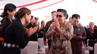 PUTRI Koster tampak saat memberikan salam saat acara Ketua Tim Penggerak PKK, Ketua Dekranasda, Manggala Utama Pakis MDA, Ketua Perhimpunan Anggrek Indonesia Provinsi Bali Menyapa, di Lapangan Puputan Margarana, Renon, Denpasar, Jumat (24/2/2023). Foto: ist PUTRI Koster tampak saat memberikan salam saat acara Ketua Tim Penggerak PKK, Ketua Dekranasda, Manggala Utama Pakis MDA, Ketua Perhimpunan Anggrek Indonesia Provinsi Bali Menyapa, di Lapangan Puputan Margarana, Renon, Denpasar, Jumat (24/2/2023). Foto: ist