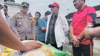 OPERASI pasar beras di Pasar Subagan, Karangasem, Jumat (10/2/2023). Pemkab Karangasem menyalurkan lima ton beras dengan harga murah untuk mengendalikan kenaikan harga beras belakangan ini di Karangasem. Foto: ist OPERASI pasar beras di Pasar Subagan, Karangasem, Jumat (10/2/2023). Pemkab Karangasem menyalurkan lima ton beras dengan harga murah untuk mengendalikan kenaikan harga beras belakangan ini di Karangasem. Foto: ist