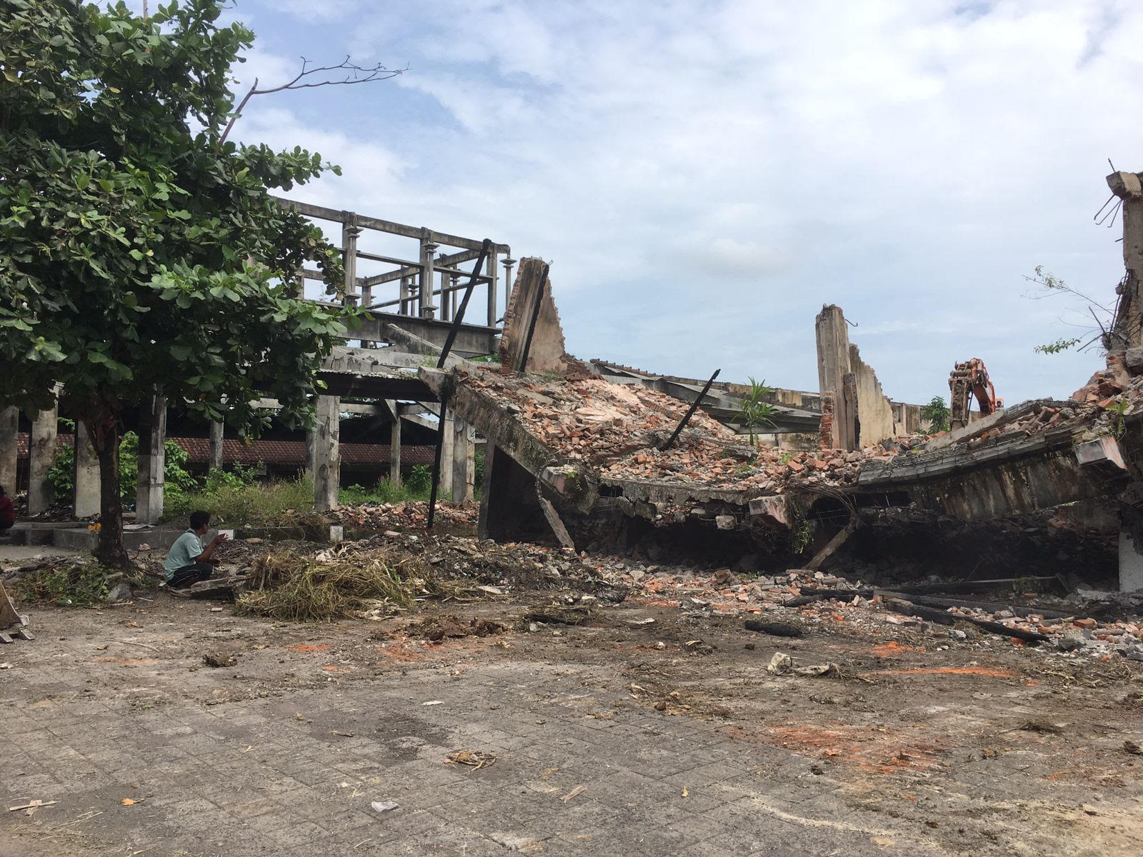 BANGUNAN Pasar Blahbatuh yang terbakar tahun 2020 lalu mulai diratakan. Foto: ist