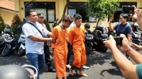 KEDUA pelaku pencurian uang sesari milik Pura Ponjok Batu yakni Made Sudarma alias Tabis dan Komang Sudiarta alias Kadek Ae, saat digiring polisi di Mapolres Buleleng. Foto: rik KEDUA pelaku pencurian uang sesari milik Pura Ponjok Batu yakni Made Sudarma alias Tabis dan Komang Sudiarta alias Kadek Ae, saat digiring polisi di Mapolres Buleleng. Foto: rik