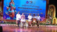 TOKOH pegiat budaya, sastra dan agama, Ida Bagus Agastia dan I Gede Sura, menerima penghargaan Bali Kerthi Nugraha Mahottama. Gubernur Bali, Wayan Koster, menyerahkan penghargaan kepada dua tokoh tersebut dalam acara penutupan Bulan Bahasa Bali ke-5, di Gedung Ksirarnawa, Selasa (28/2/2023). Foto: ist TOKOH pegiat budaya, sastra dan agama, Ida Bagus Agastia dan I Gede Sura, menerima penghargaan Bali Kerthi Nugraha Mahottama. Gubernur Bali, Wayan Koster, menyerahkan penghargaan kepada dua tokoh tersebut dalam acara penutupan Bulan Bahasa Bali ke-5, di Gedung Ksirarnawa, Selasa (28/2/2023). Foto: ist