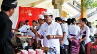 PENJABAT Bupati Buleleng, Ketut Lihadnyana, memantau pameran UMKM