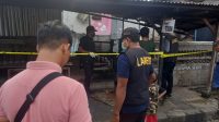 POLISI saat melakukan olah TKP dugaan pembakaran rumah di Desa Ringdikit, Buleleng. Foto: ist POLISI saat melakukan olah TKP dugaan pembakaran rumah di Desa Ringdikit, Buleleng. Foto: ist