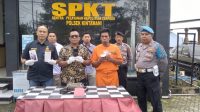 POLSEK Kintamani merilis pengungkapan kasus pencurian ponsel di Desa Bayunggede Kintamani dengan tersangka IWN (41), Jumat (10/2/2023). Foto: ist POLSEK Kintamani merilis pengungkapan kasus pencurian ponsel di Desa Bayunggede Kintamani dengan tersangka IWN (41), Jumat (10/2/2023). Foto: ist