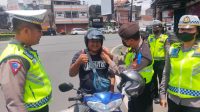 Polres Tabanan bagi Helm Sembako - ist