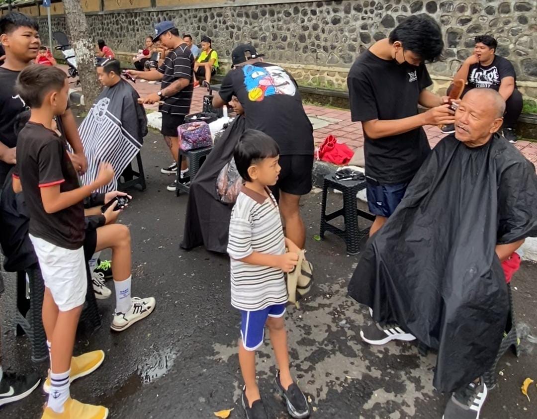 AKSI potong rambut bayar seikhlasnya dari perkumpulan tukang cukur (barber) Singaraja di acara Car Free Day (CFD) depan Taman Kota Singaraja, Minggu (26/2/2023). Foto: ist