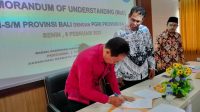 KETUA BAN-SM Bali, Wayan Suwira, dan Ketua PGRI Bali, Komang Arta Saputra, saat penandatanganan MoU tentang Akreditasi di BPMP Bali, Senin (6/2/2023). Foto: ist