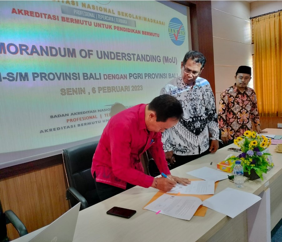KETUA BAN-SM Bali, Wayan Suwira, dan Ketua PGRI Bali, Komang Arta Saputra, saat penandatanganan MoU tentang Akreditasi di BPMP Bali, Senin (6/2/2023). Foto: ist