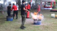 Simulasi teknik Damkar kepada 45 perusahan yang ada di Buleleng